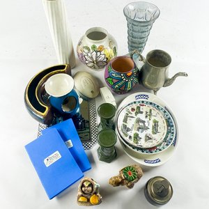 Lote Variado: Platos de Postre, Florero, Encendedor y Centro de Cerámica - imagen 2