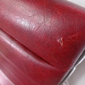 Sillón Anatómico Rojo Tapizado en Cuero con Base de Metal y Madera - imagen 4
