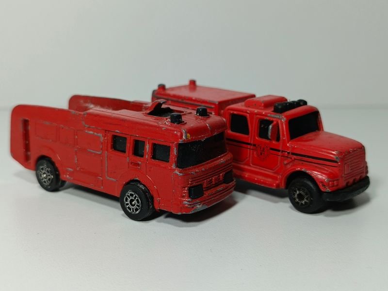 Lote siguiente: Juguetes de bomberos Maisto y Corgi en miniatura