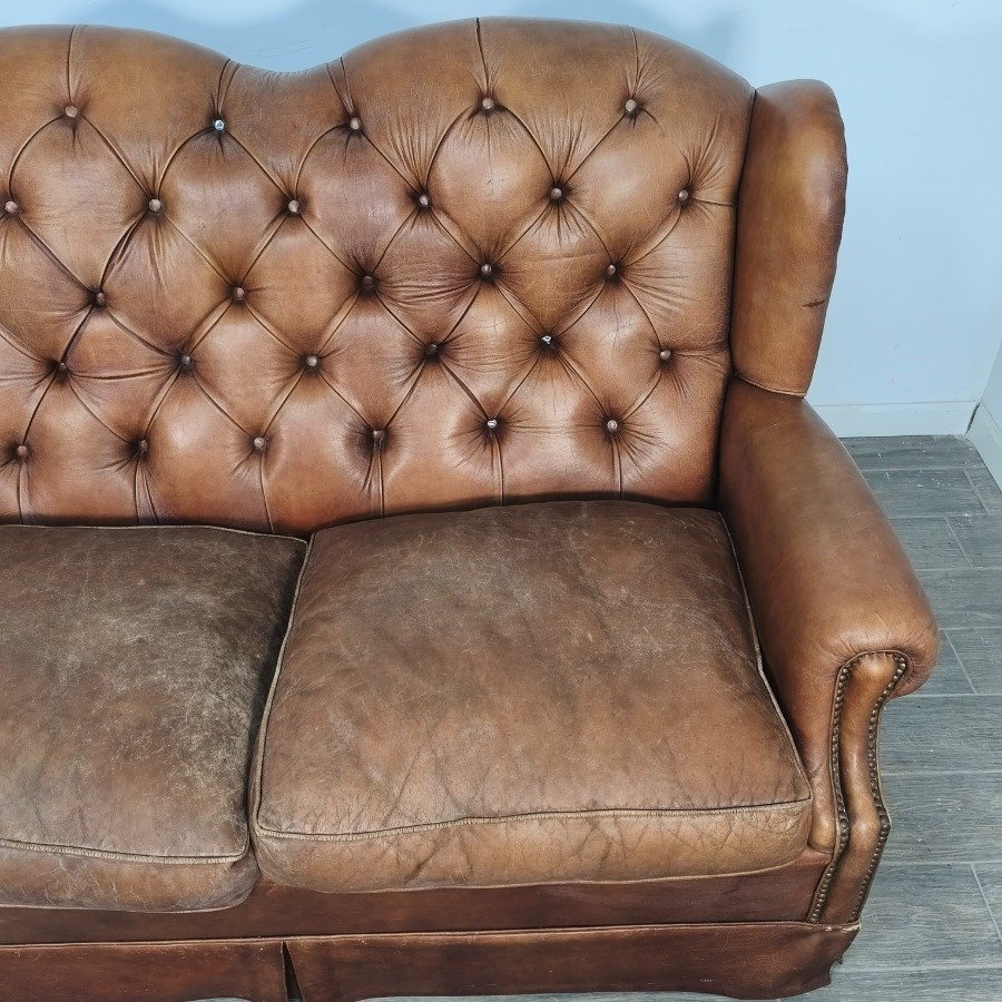 Sillón de cuero natural con respaldo capitoneado y almohadones desgastados - imagen 7