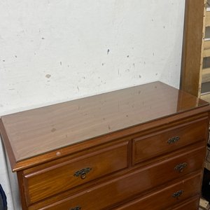 Lote siguiente: Cómoda de madera con 4 cajones y tapa de vidrio