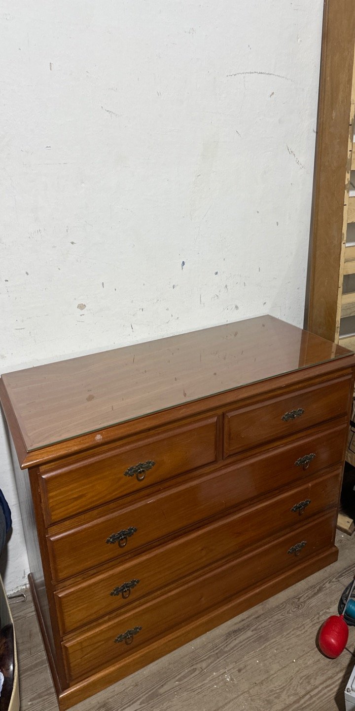 Cómoda de madera con 4 cajones y tapa de vidrio