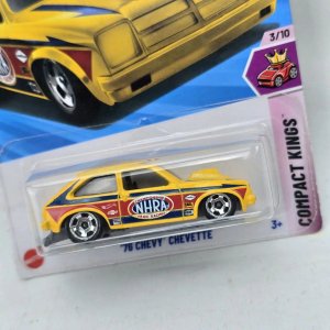 Hot Wheels '76 Chevette Compact Kings Amarillo - imagen 2