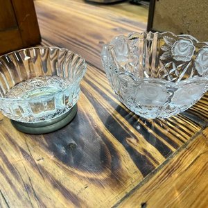 Dos Compoteras de Vidrio Decorado con Rosas y Base Metálica - imagen 1