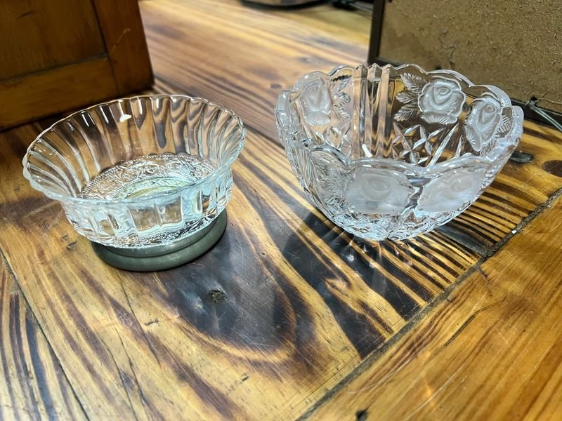 Dos Compoteras de Vidrio Decorado con Rosas y Base Metálica