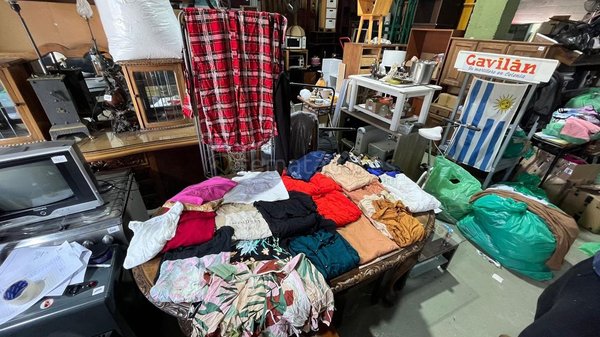 Lote de Ropa y Muebles Varios
