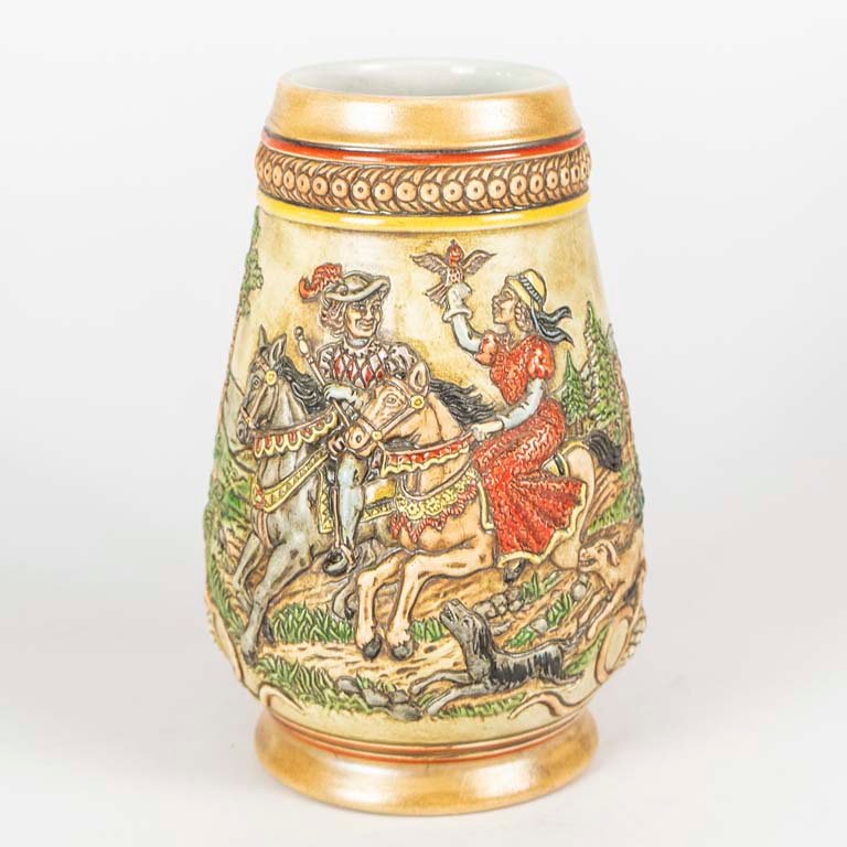 Lote siguiente: Jarra de cerveza policromada con escenas en relieve
