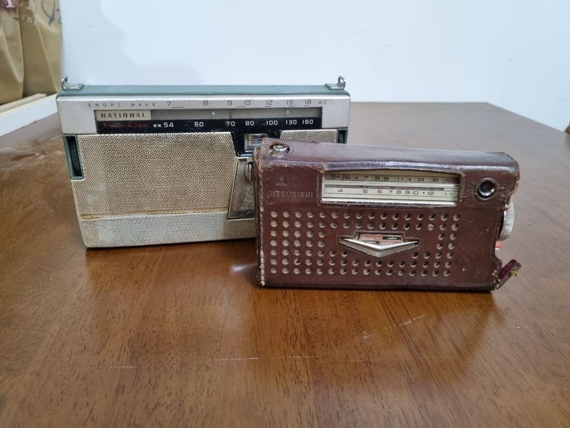 Lote siguiente: Dos radios vintage en venta