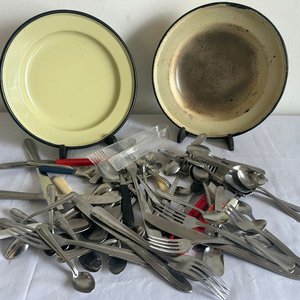 Lote anterior: Platos esmaltados y cubiertos