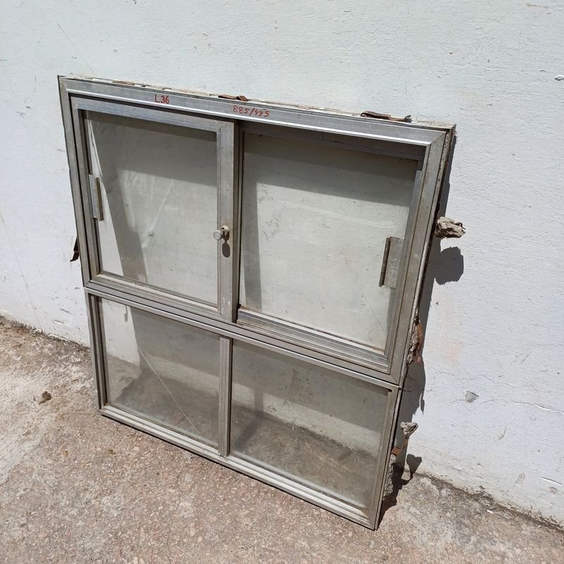 Ventana de aluminio con dos hojas corredizas y paño fijo inferior - imagen 2