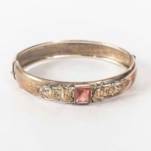 Lote siguiente: Pulsera Antigua Enchapada con Piedra Central y Detalles Florales