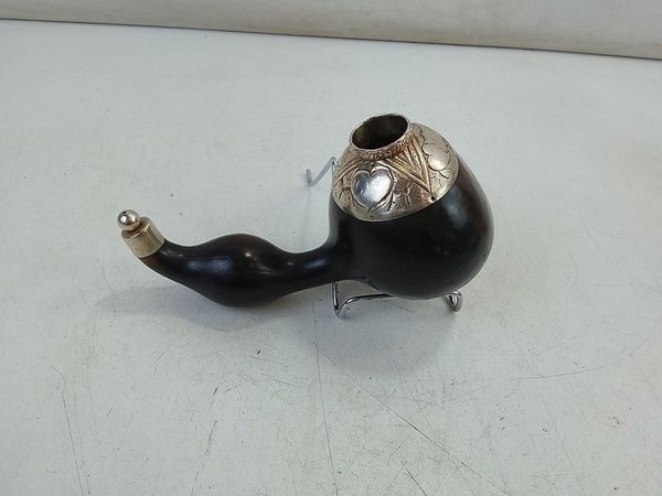 Antiguo Mate de Calabaza con Incrustaciones Metálicas Cinceladas y Decoradas a Mano