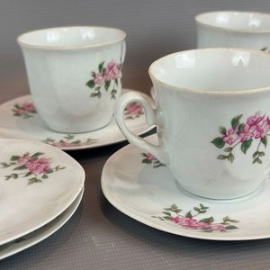 Juego de Pocillos y Platillos de Porcelana con Diseño Floral - imagen 2