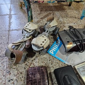 Lote Surtido: Mesa Auxiliar Decorada, Patines, Radio Philips, Walkman y Reloj de Bolsillo - imagen 4