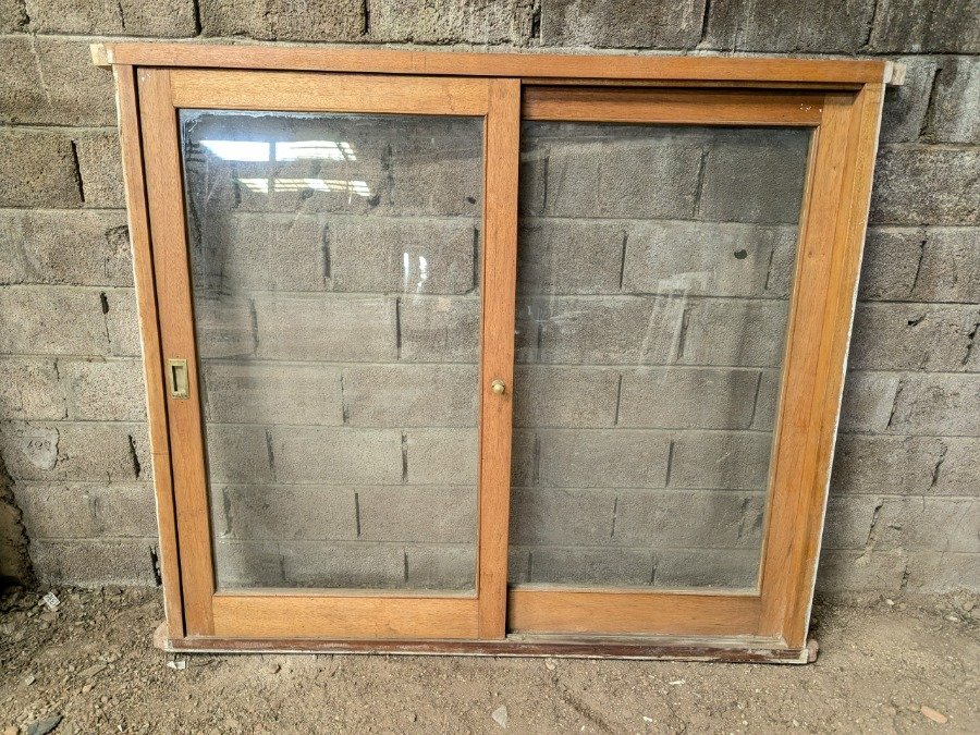 Ventana con dos hojas corredizas y marco de cedro - imagen 2
