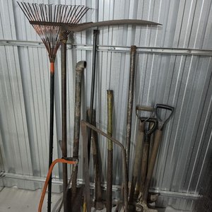 Lote siguiente: Lote de Herramientas de Jardín y Trabajo: Palas, Serrucho, Guadaña y Rastrillo