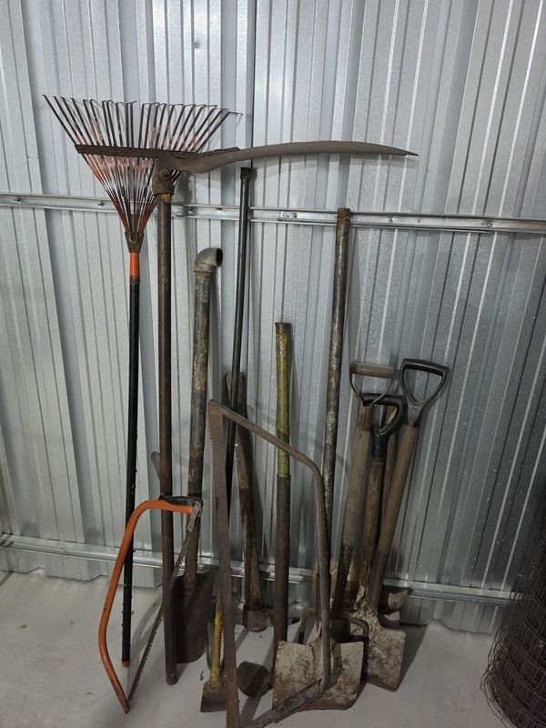 Lote de Herramientas de Jardín y Trabajo: Palas, Serrucho, Guadaña y Rastrillo