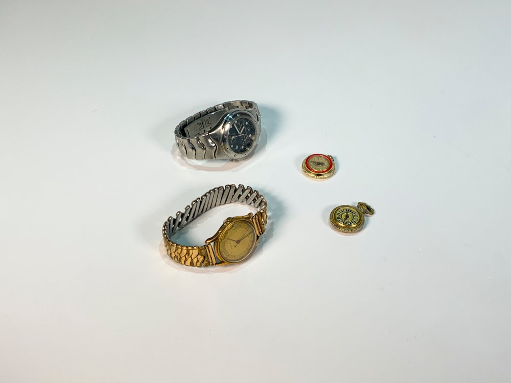 Lote de 4 Relojes: 2 de Pulsera y 2 de Bolsillo Miniatura