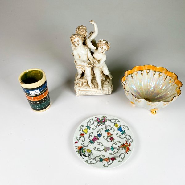 Lote siguiente: Cuatro piezas de porcelana con detalles y características únicas