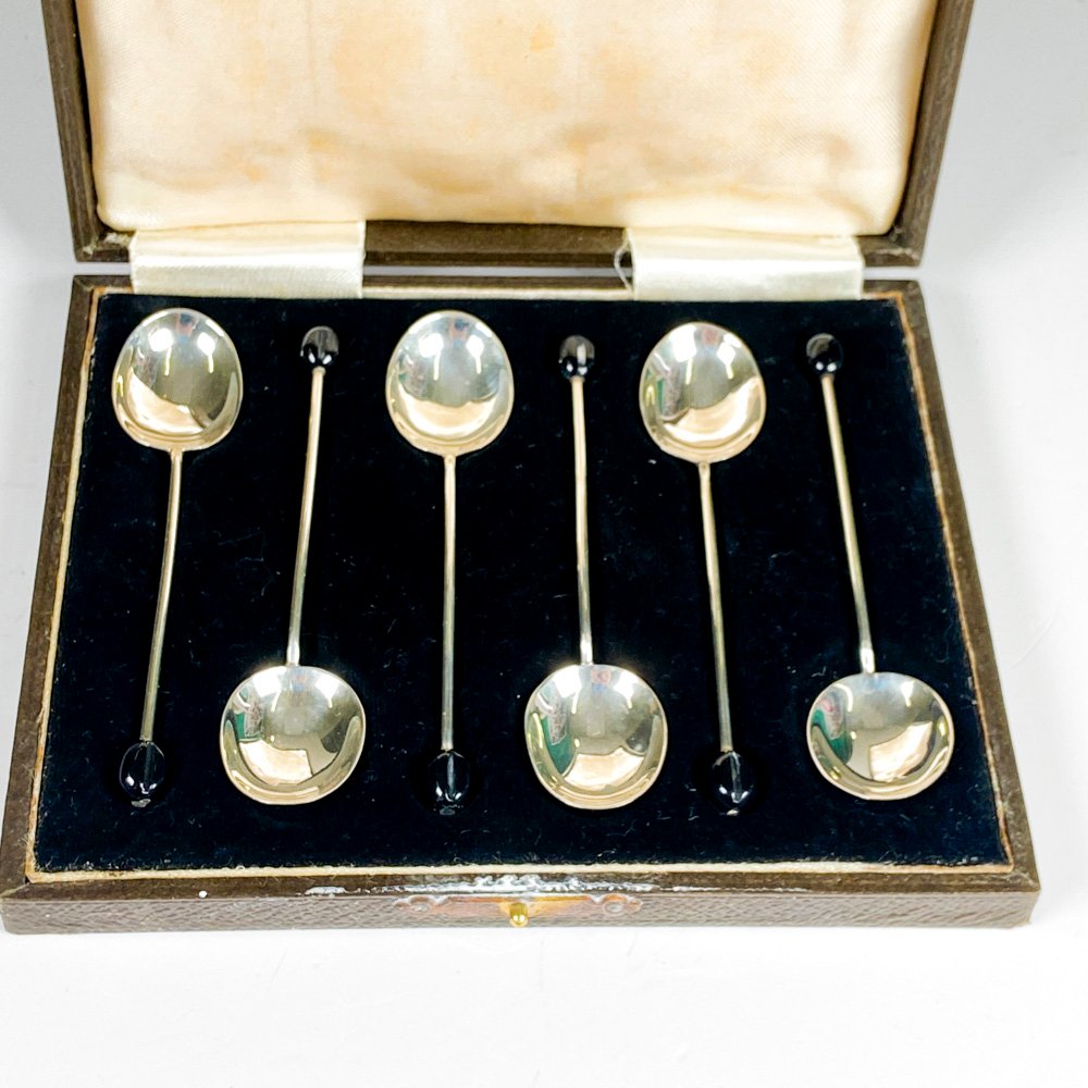 Seis cucharas de plata inglesa en estuche - imagen 2