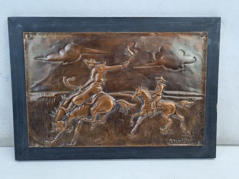 Cuadro Decorativo en Metal con Relieve: Escena Gauchesca de Domadores