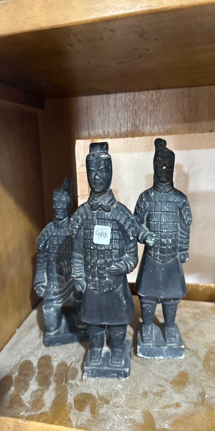 Lote siguiente: Figuritas de Terracota en Posición Militar