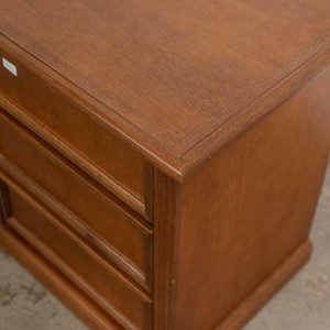 Mesa de Luz de Madera con Tres Cajones - imagen 2