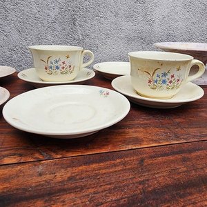 Lote siguiente: Juego de Tazas y Platillos de Café con Flores