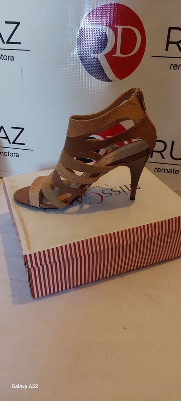 Lote siguiente: Zapatos de tacón alto en venta