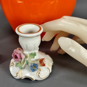 Lote de 5 piezas: Frascos de perfume, candelabro de porcelana, despojador y florero naranja - imagen 5