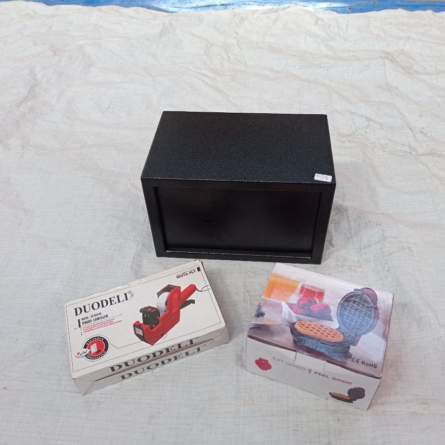 Tres piezas: caja fuerte en metal (sin llave) + waflera y etiquetadora.