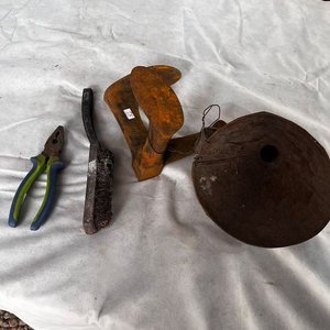 Pinza, Cepillo de Acero, Embudo y Pie de Herrero - imagen 2
