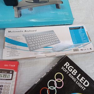 Siete piezas: 2 aros de luz para selfie, teclado con mouse, mesa portatil, calculadora y otros. - imagen 4