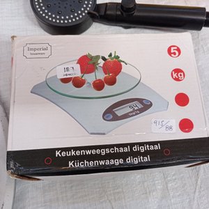 Lote compuesto por conos, lluveros, balanza de cocina y hachas de juguete. - imagen 3