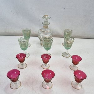 Lote anterior: Juego Antiguo de Licorera y 11 Copas de Vidrio Soplado con Detalles Dorados