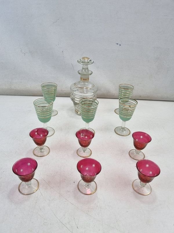 Juego Antiguo de Licorera y 11 Copas de Vidrio Soplado con Detalles Dorados