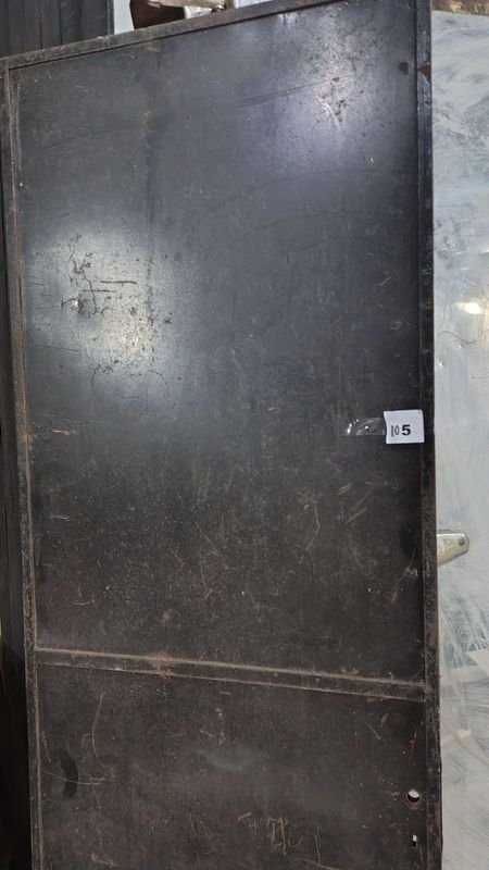 Puerta de chapa en mal estado - imagen 2