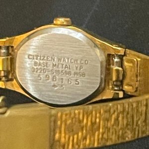 Reloj Pulsera Citizen Quartz Dorado Mujer - Elegancia Japonesa - imagen 3