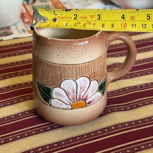 Lote de Artículos de Porcelana: Jarra, Taza, Florero, Candelero y Platos - imagen 16