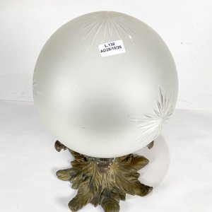 Lámpara de Mesa Bronce y Globo Esmerilado Tallado - imagen 3