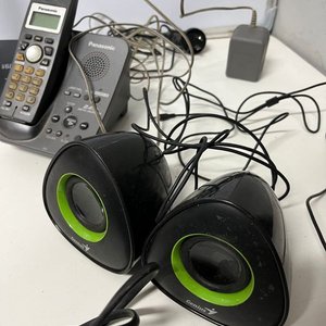 Lote de Hilos, Secador de Pelo Ufesa, Teléfonos Motorola y Panasonic, Parlantes Genius y Cartera Violeta - imagen 4