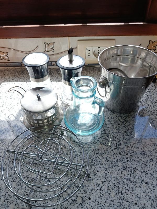 Jarra de Vidrio, Hielera de Acero Inoxidable y Especieros