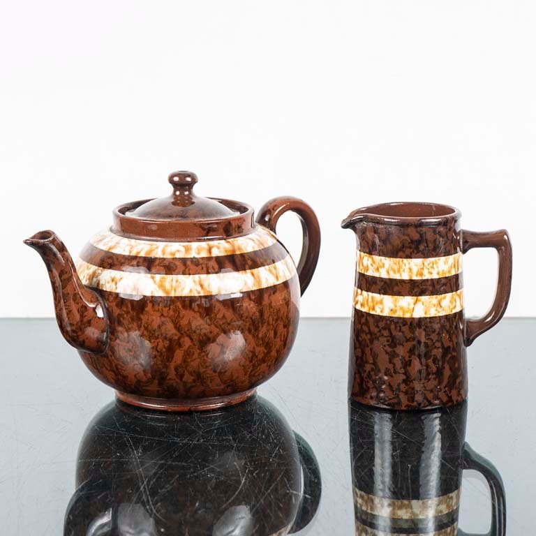Lote siguiente: Piezas de barro ingles: tetera y lechera con diseño rayado