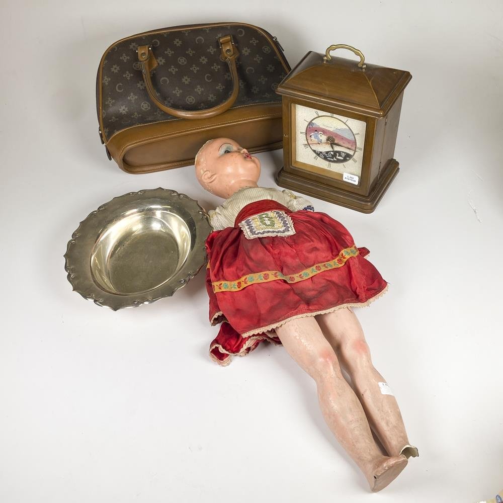 Lote de 4 piezas: Muñeca antigua, cartera, reloj y centro de mesa