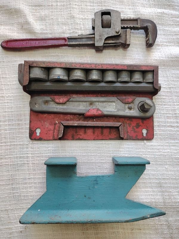 Llave de caño antigua y juego de dados - imagen 2