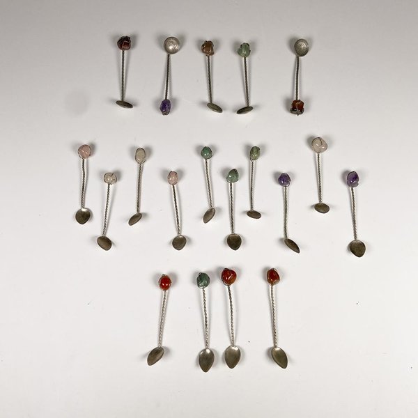 Diecinueve Cucharitas de Metal con Ágatas de Colores