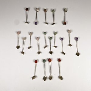 Diecinueve Cucharitas de Metal con Ágatas de Colores - imagen 1