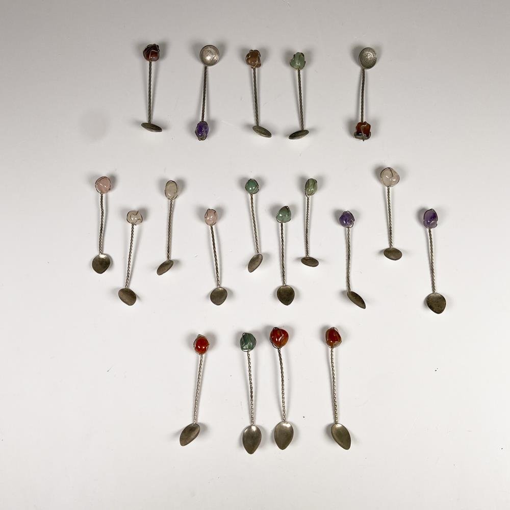 Diecinueve Cucharitas de Metal con Ágatas de Colores
