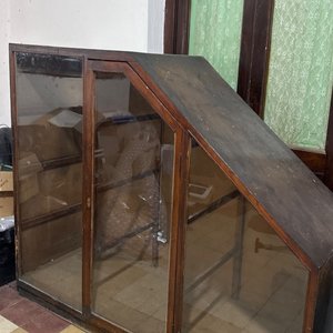 Lote anterior: Mueble Cristalero Antiguo de Madera y Vidrio