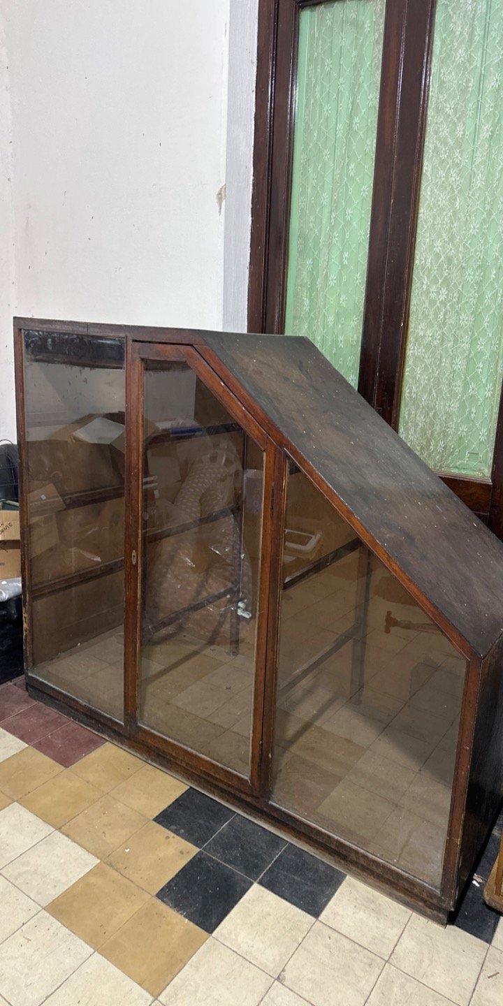 Mueble Cristalero Antiguo de Madera y Vidrio